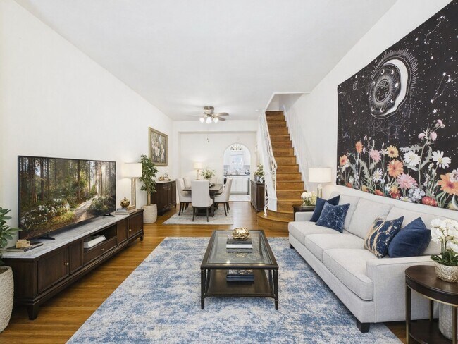 Foto del edificio - Renovated 2BR w/ HW Floors, New Kitchen, A/C, W/D, Small Yard
