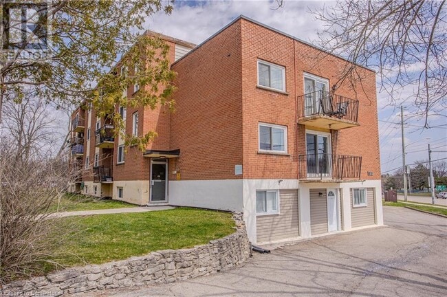 Building Photo - 371 Dale Crescent