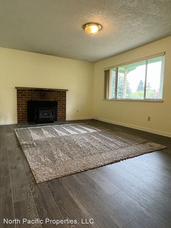 Building Photo - 3 br, 1 bath House - 16125 SE Petrovitsky Rd
