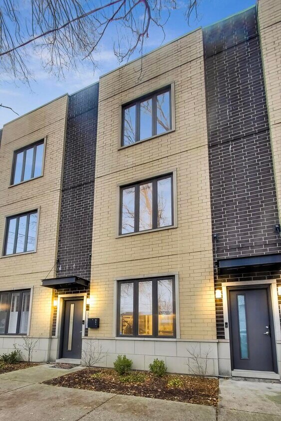 Foto principal - 2339 N Drake Ave