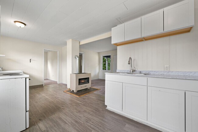 Building Photo - Recently remodeled, 3 Bedroom house close ...