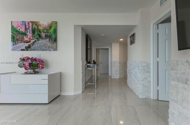 Building Photo - 3 br, 2 bath Condo - 2080 S Ocean Dr Apt 1011