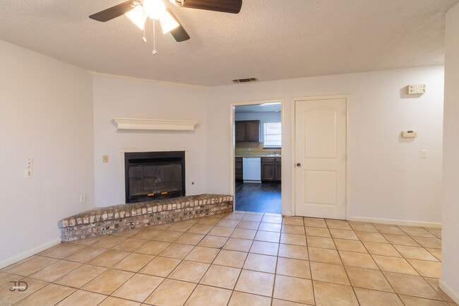 Building Photo - 2913 S Bandera Dr