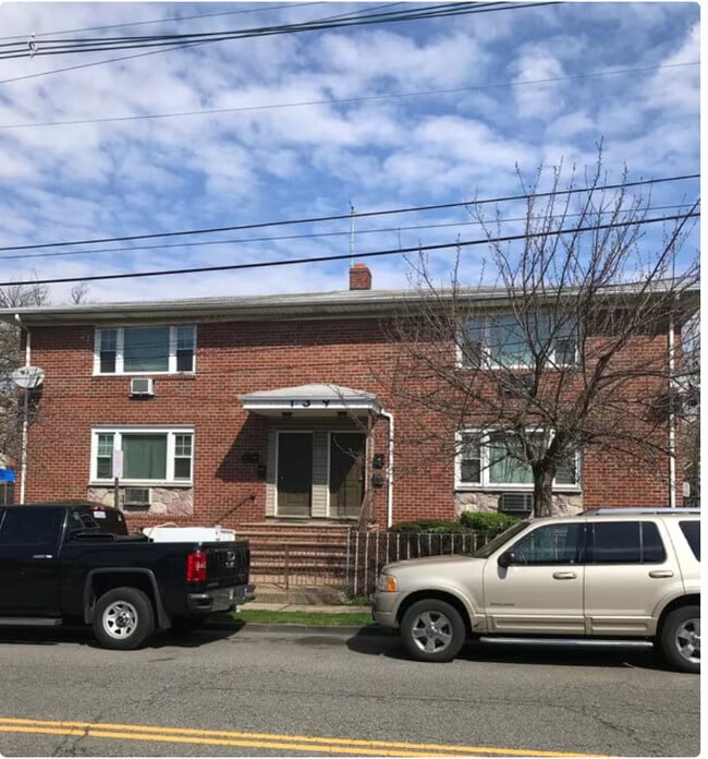 Building Photo - 139 Grove St