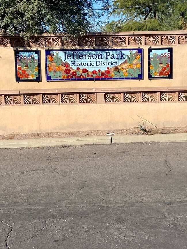 Building Photo - 1416 E Linden St