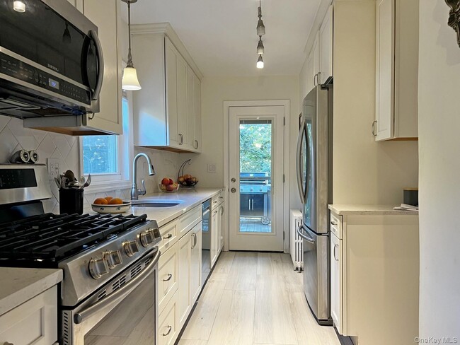 Building Photo - 234 Ferdon Ave