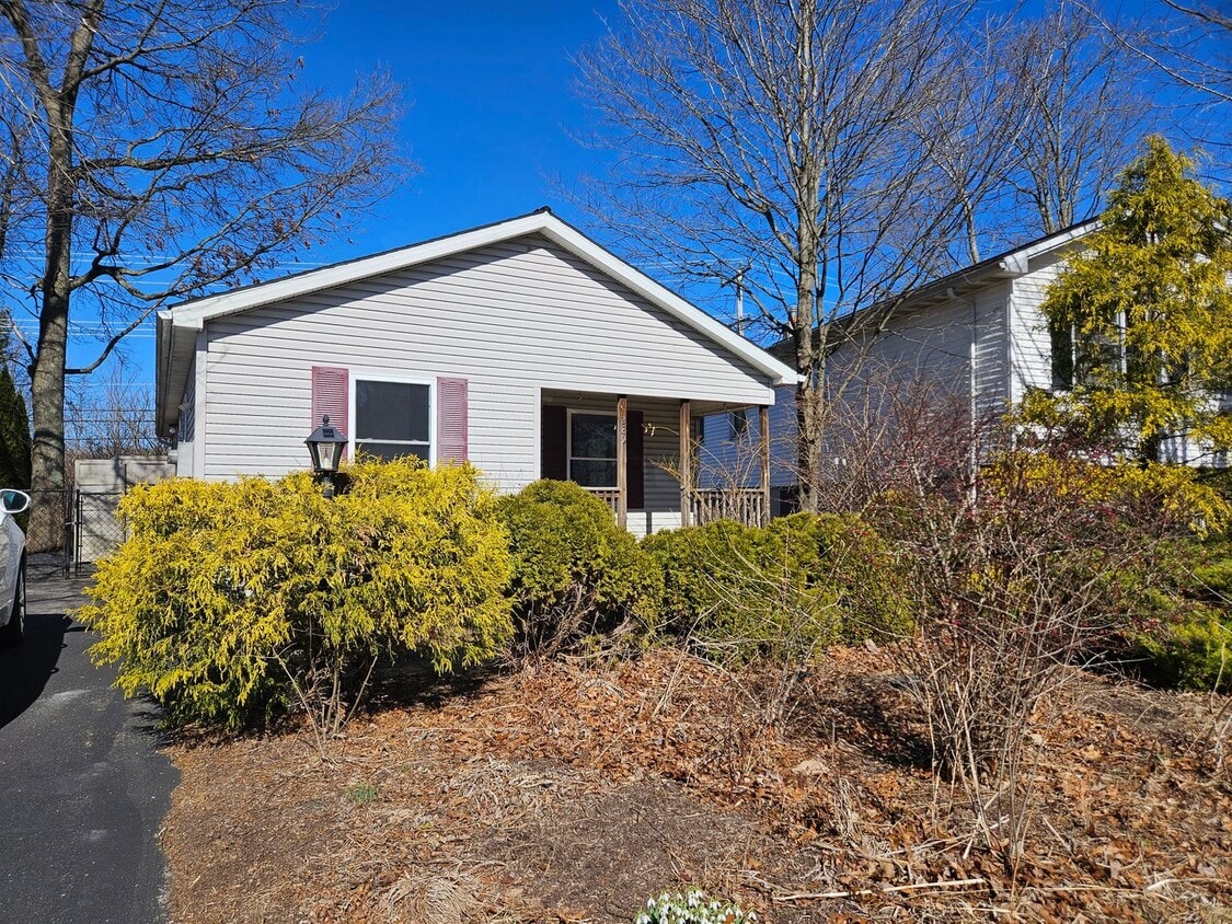 Foto principal - 2 Bedroom House Available November 10 2025