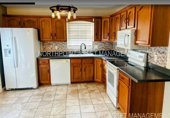 Foto del edificio - Beautiful spacious 4 bed 4 bath Family Home
