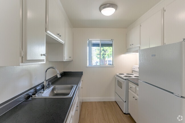 2 habitaciones, 1 baño - 824 pies cuadrados - Cocina - Bonnie Terrace Apartments