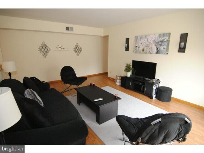 Foto del edificio - 606 Meadow Woods Ln