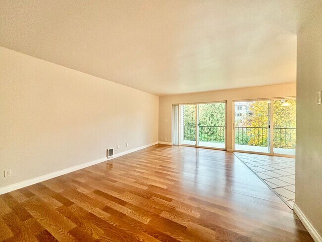 Foto del edificio - 321 Bellevue Way SE