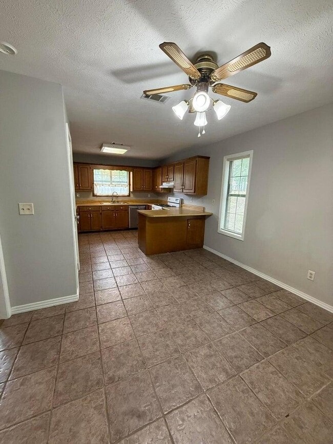 Building Photo - 338 Pinewood Dr