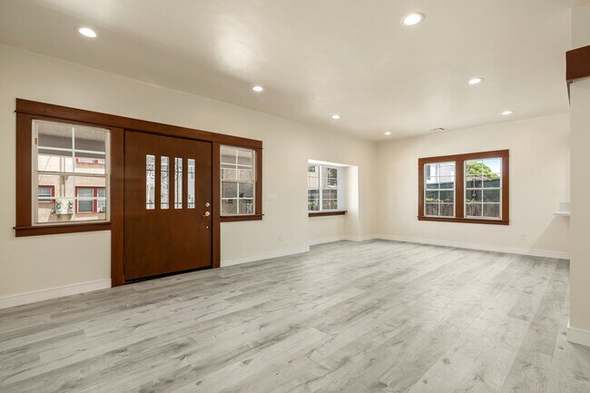 Building Photo - 521 N Heliotrope Dr