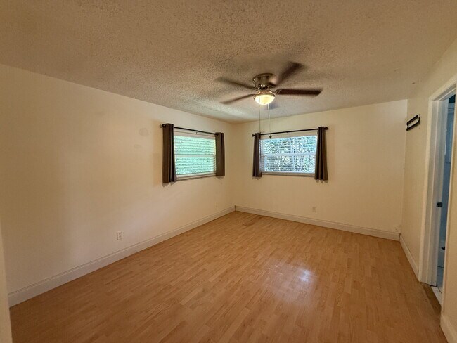 Building Photo - "Charming 2-Bedroom Oasis with 2 Full Bath...