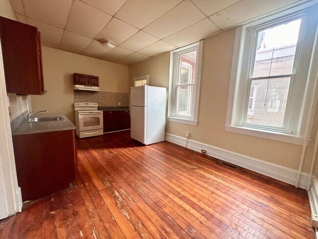 Building Photo - 560 Manor St