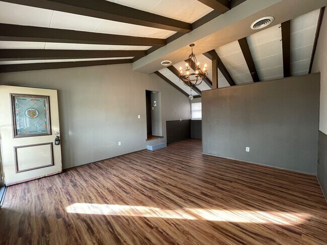 Building Photo - Beautiful 3 bedroom 1.5 bath in Lawndale