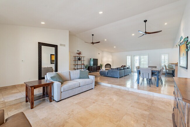 Building Photo - 3 Bed 2 Bath home private pool in Paradise...
