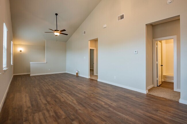 Foto del edificio - AVAILABLE NOW! GORGEOUS 2 BEDROOM FOUR PLE...