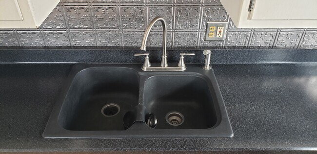 Building Photo - 604 E Maple St