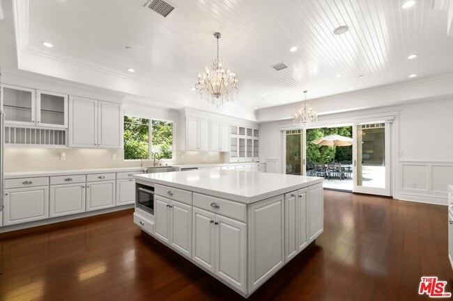 Building Photo - 453 S Bentley Ave