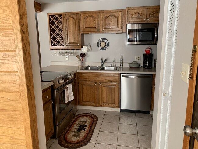 Fully equipped kitchen with new appliances, new granite countertop (granite not pictured) - 91200 Ryan Gulch Rd