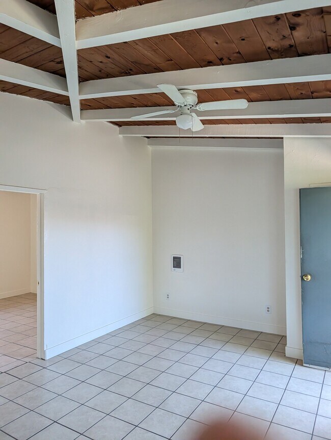 Foto del edificio - 7002 Linda Vista Rd