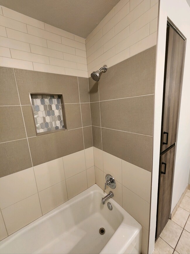 Building Photo - 852 N 50 W