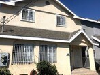 Viva en un barrio tranquilo y con estacionamiento privado incluido. - 8903 Beach St