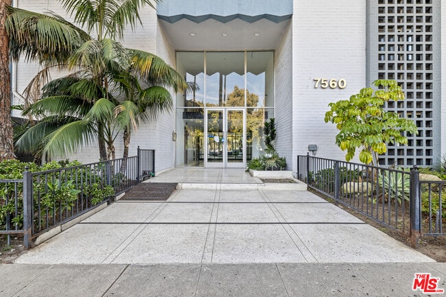 Building Photo - 7560 Hollywood Blvd
