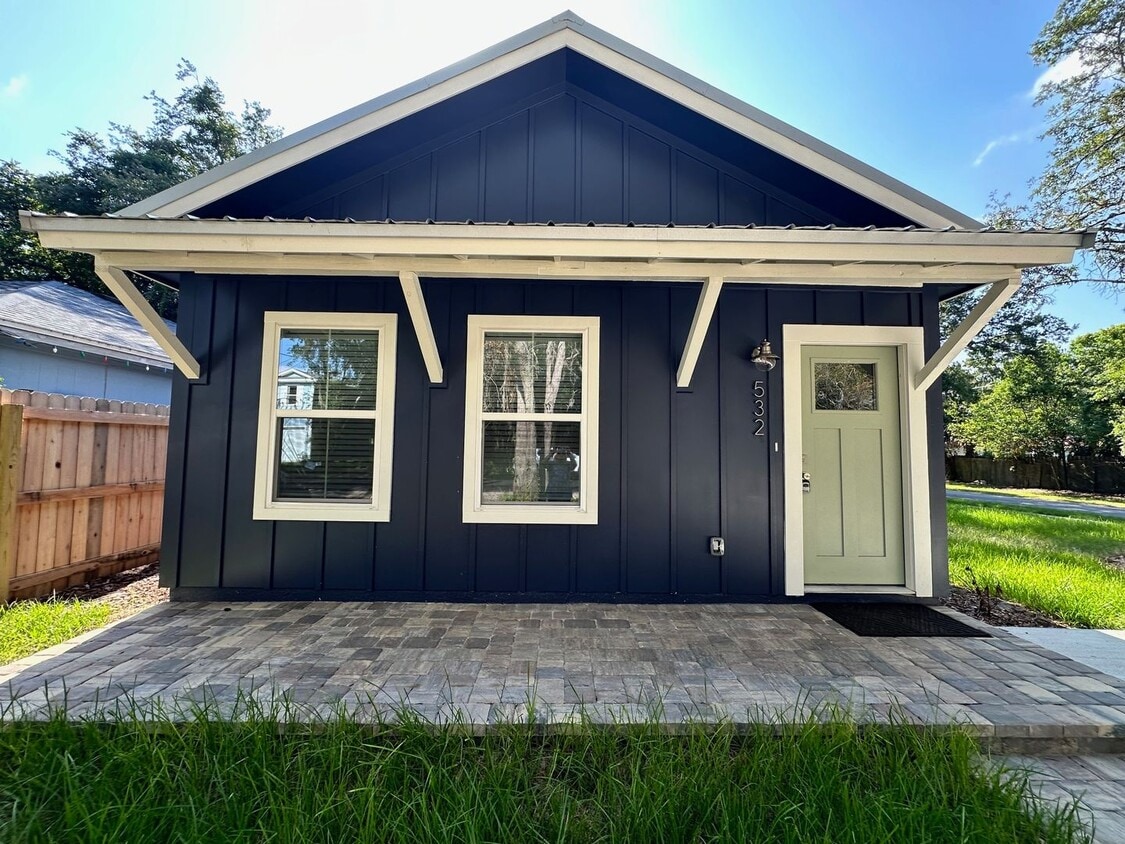 Primary Photo - Gorgeous New Home! Close to Historic District and Beach