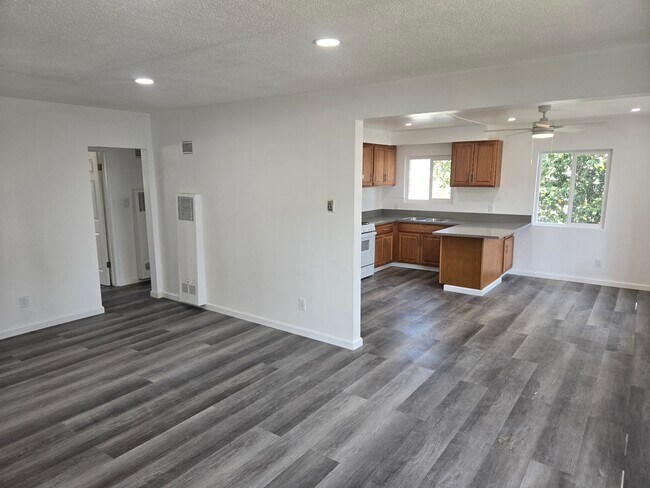 Building Photo - 6433 Troost Ave