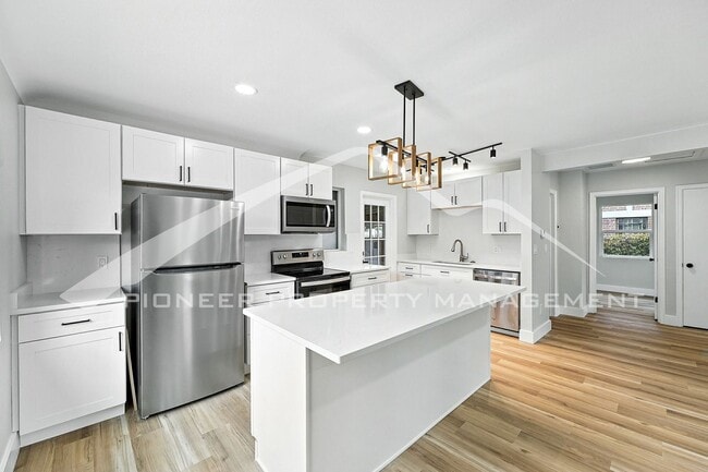 Building Photo - Gorgeous Home with Washer/Dryer and 2-Car ...