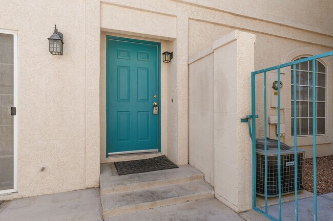 Foto del edificio - Upgraded townhome in gatede West side comm...