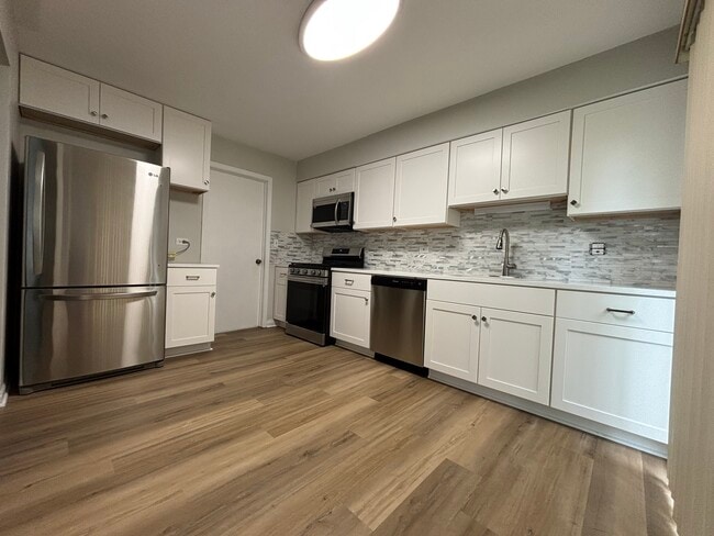 Building Photo - 6504 Kensington Pl
