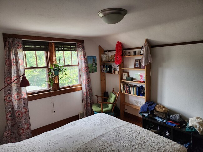 Dormitorio - 2105 E Washington Ave