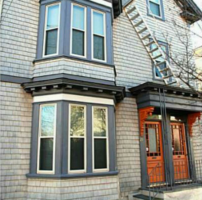 Foto del edificio - 27 Armstrong Ave