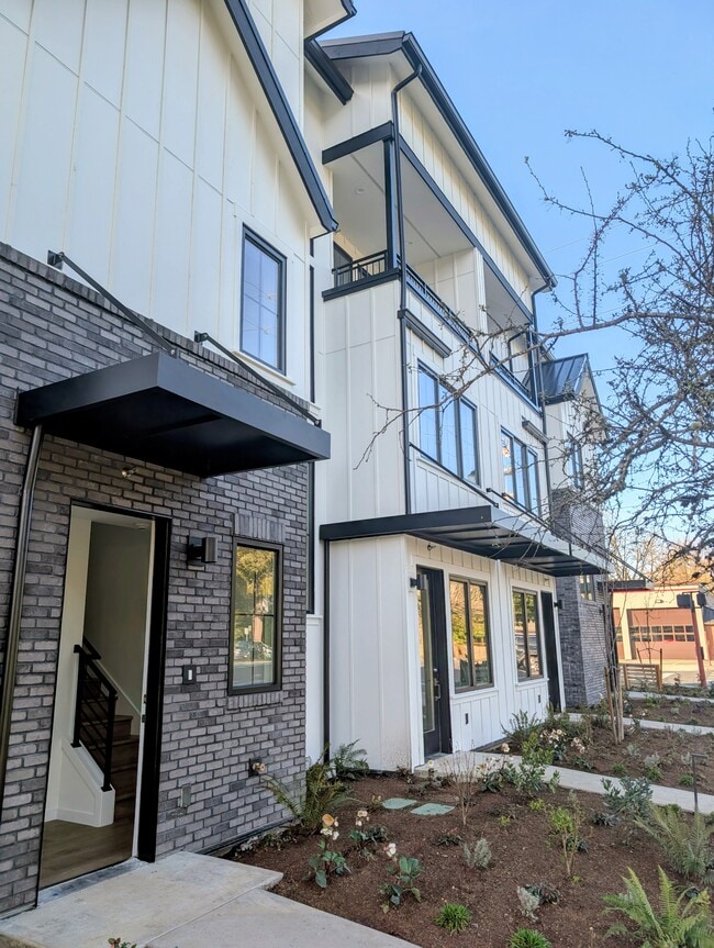 Building Photo - 35 2nd Ave SE