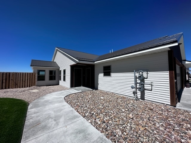 Building Photo - 404 W Walnut Ct