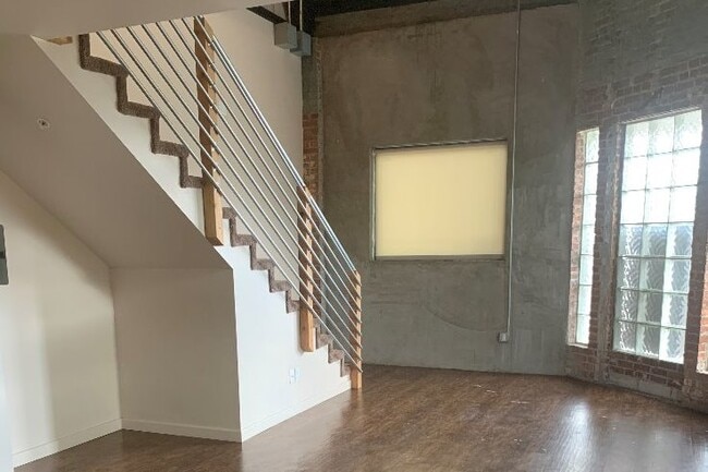 Building Photo - The Deluxe Apartments