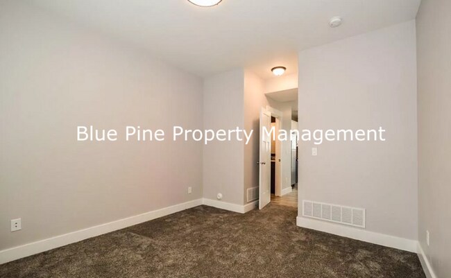 Building Photo - 710 S Saturn Ave