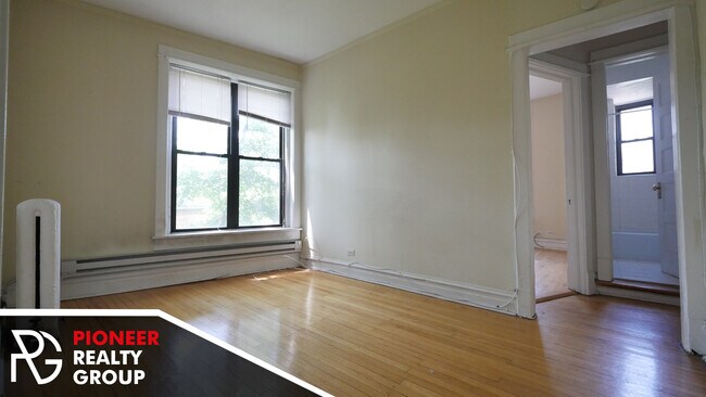 Building Photo - 430 W Belden Ave