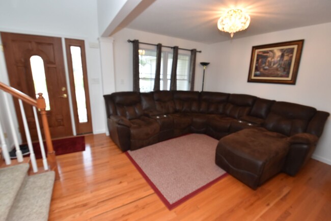 Foto del edificio - Executive 4 bedroom home available furnish...