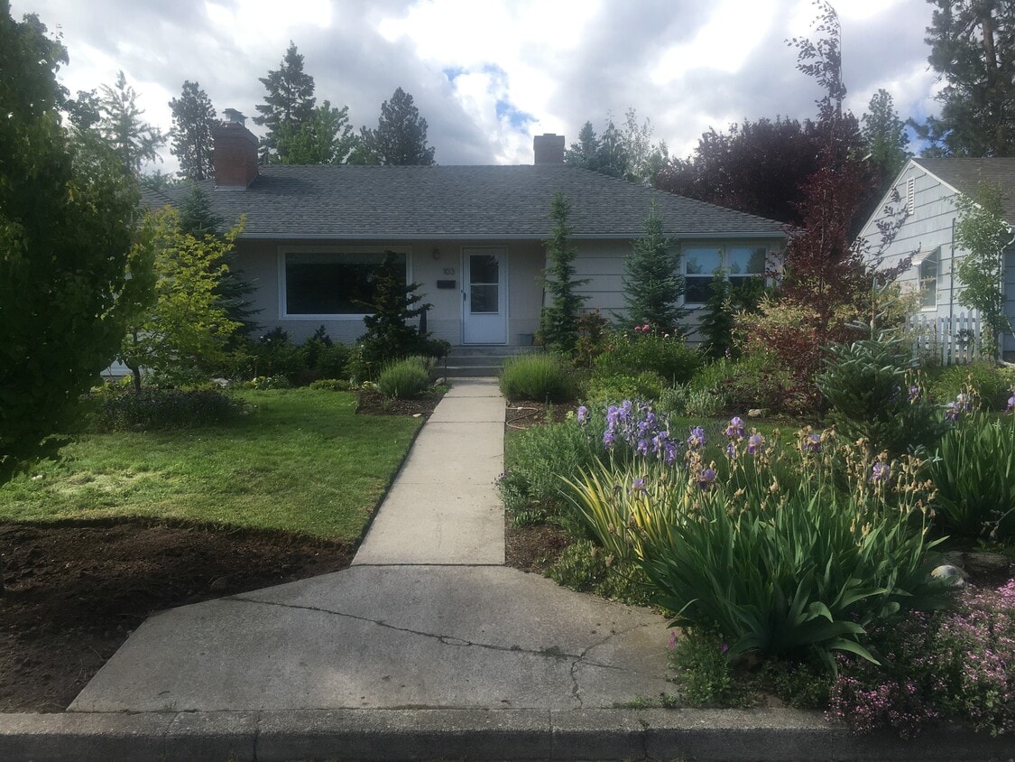 house and front yard - 103 W 30th Ave