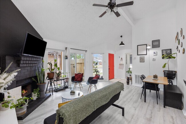 Foto del edificio - 9306 Crescent Moon Dr