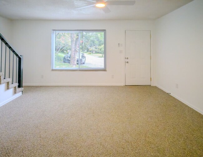 Building Photo - Knoxville 37912 - 2 bedroom, 2.5 bath town...