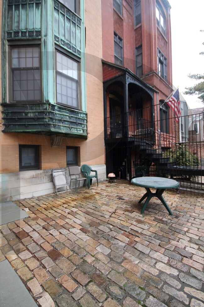 Building Photo - 358 W Dickens Ave