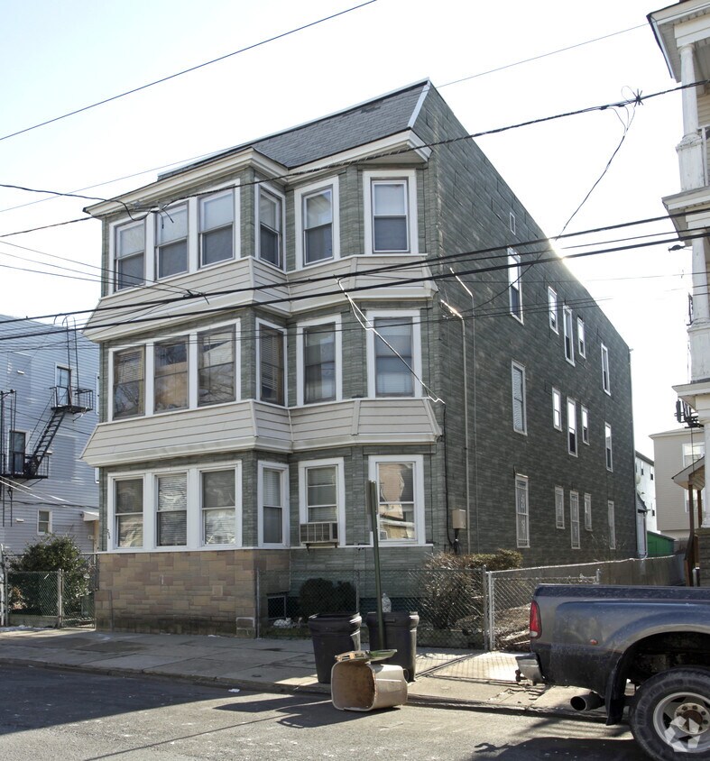 Building Photo - 208 Geneva St