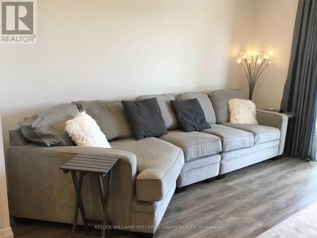 Photo du bâtiment - 64 Queen St S