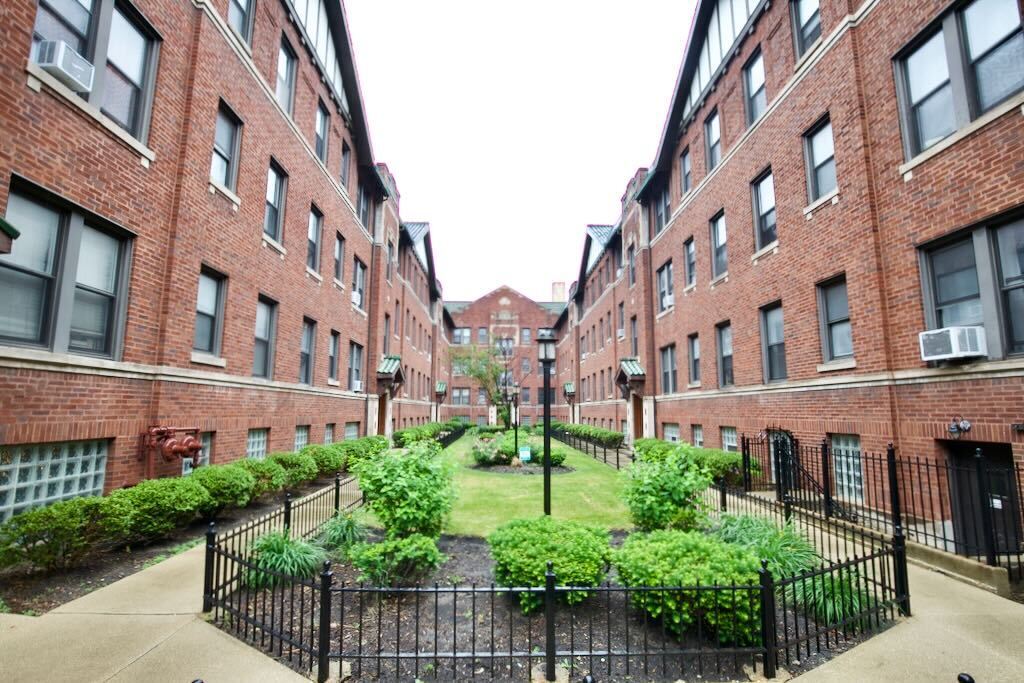 Primary Photo - 3300 W Schubert Ave