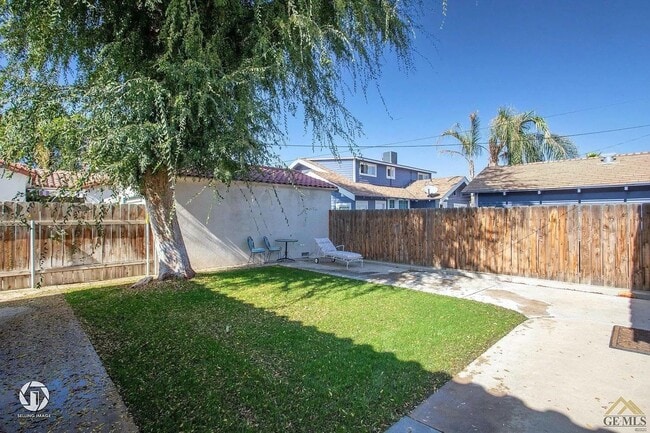 Building Photo - 1 Bedroom Bungalow w/Garage!